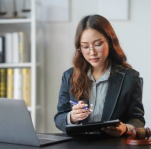 Software development consultancy - Legal tech card_ Pobrane Zapisz w bibliotece Podgląd kadrowania Znajdź podobne Plik: 908136718 Focused lawyer reviewing legal documents and preparing for a court case in her office.