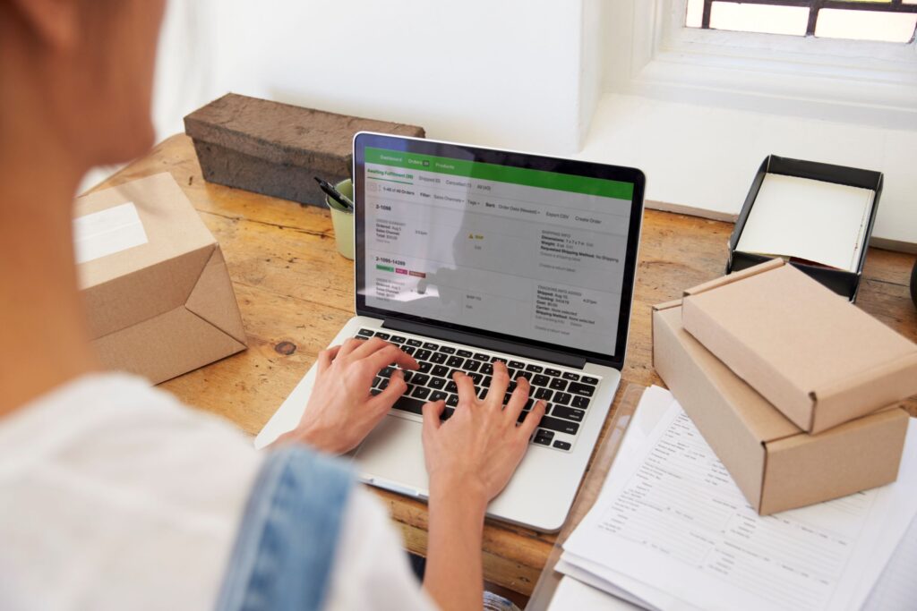 Pracownik pracujący na platformie ecommerce B2B. Wybór platformy ecommerce B2B a rozwój strategiczny firmy – na co zwrócić uwagę przed wdrożeniem?
